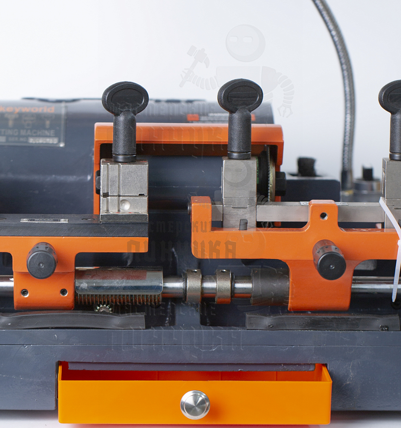 Cтанок Keyworld  100G Универсальный для изготовления ключей