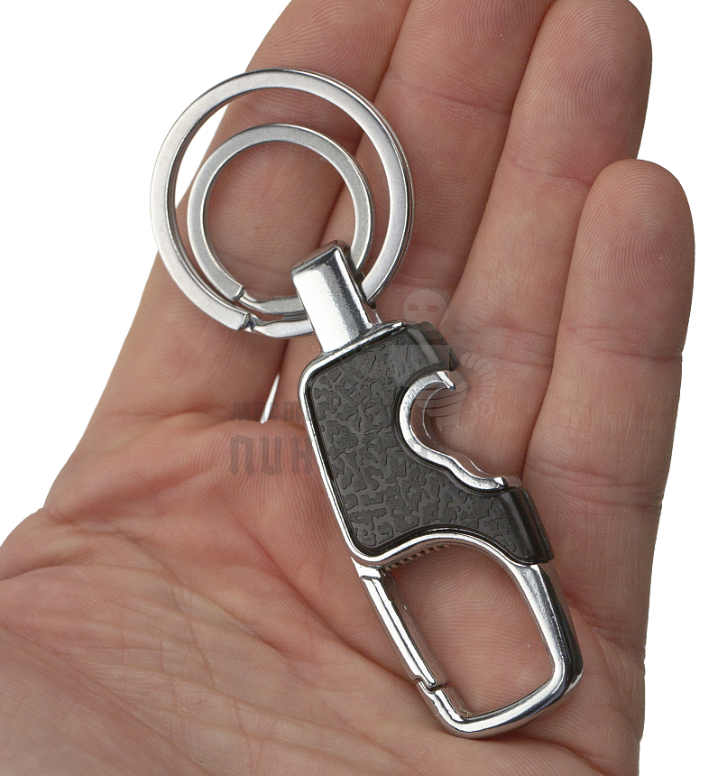 Карабин чёрный с двумя кольцами для ключей и открывашкой 