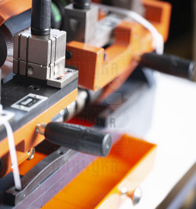 Cтанок Keyworld  100G Универсальный для изготовления ключей