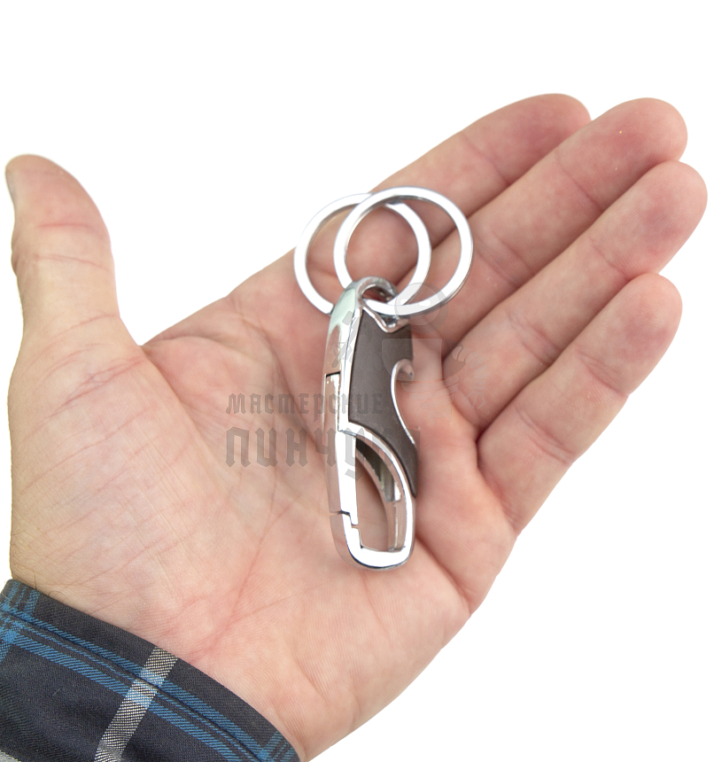 Карабин чёрный с двумя кольцами для ключей и открывашкой коричневый