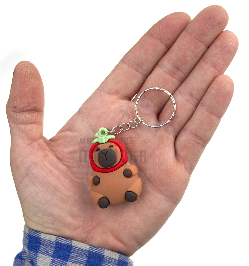 Брелок для ключей "Капибара+клубничная шапка" 
