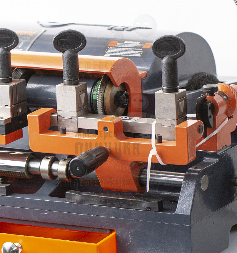 Cтанок Keyworld  100G Универсальный для изготовления ключей