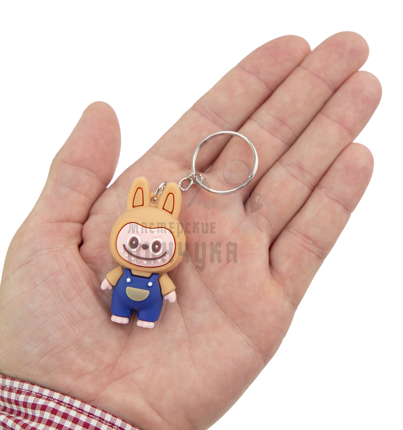 Брелок для ключей "LABUBU" в комбинезоне, цв. бежевый/синий